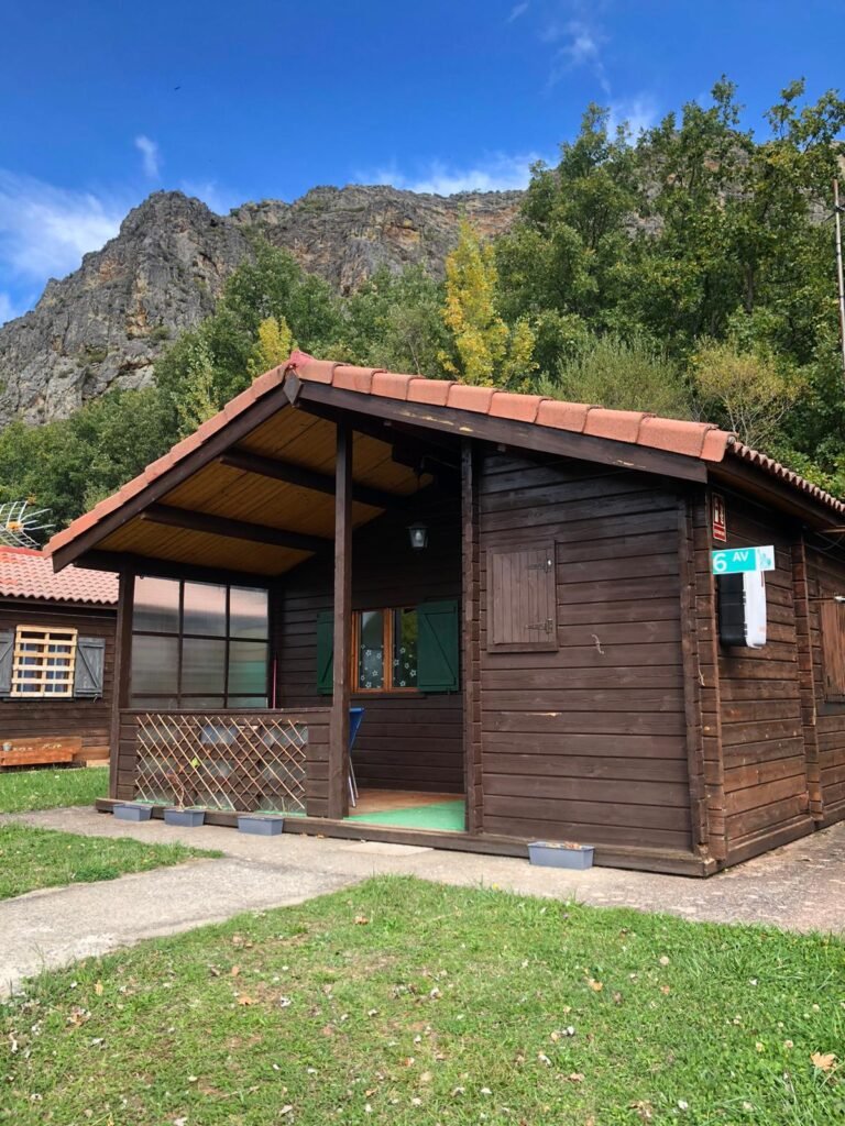 Bungalow de madera con porche en el Camping Hoces de Vegacervera, León