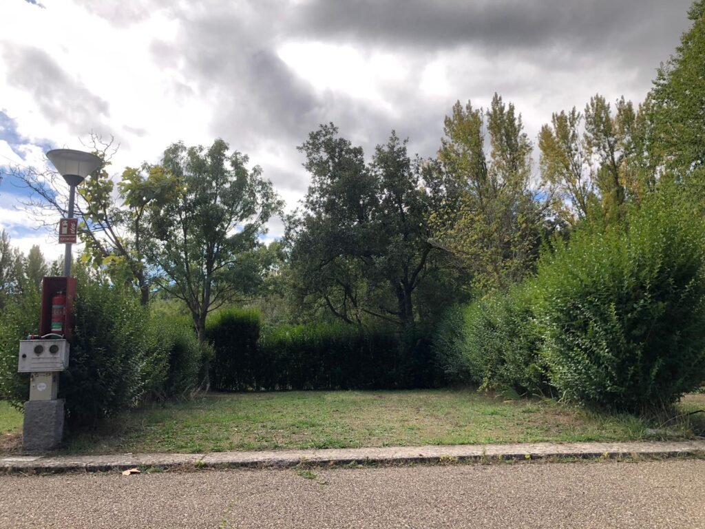 Foto parcela Camping Hoces de Vegacervera, 100m cuadrados, toma de luz, sombra