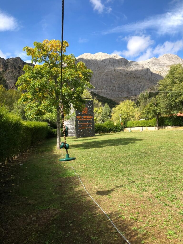 Rocódromo y tirolina Tikiaventura en Camping Hoces de Vegacervera en León